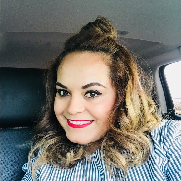 Meet your Posher, Isela - Picture 1 of 1